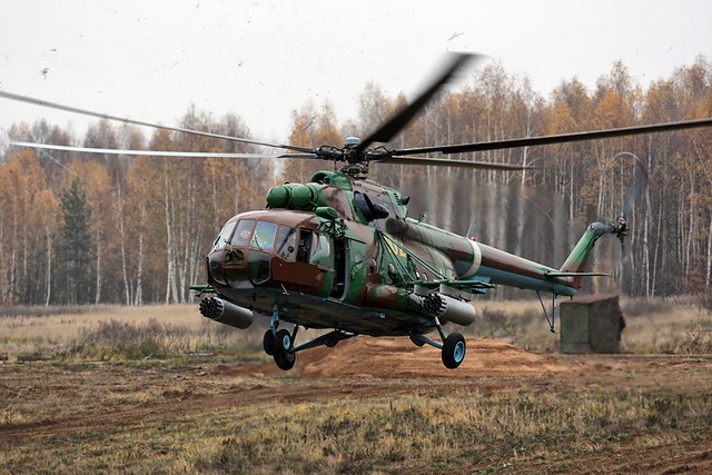Trực thăng Mi-8 chở quân đặc nhiệm đổ bộ xuống một vị trí đã định trong màn diễn tập.